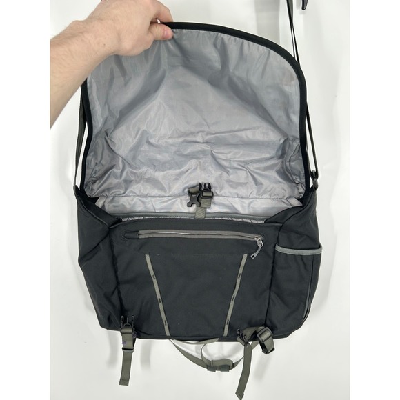 patagonia mini mass bag Critical Messenger the Half Mass has padding on the back and along the contoured base to protect the contents and provide structure Patagonia MiniMass SKU:7564665